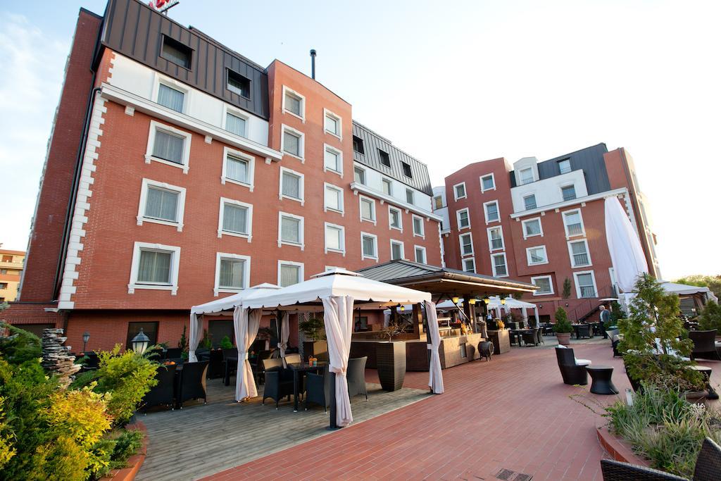 Ramada Hotel & Suites By Wyndham Bucharest North Exterior photo