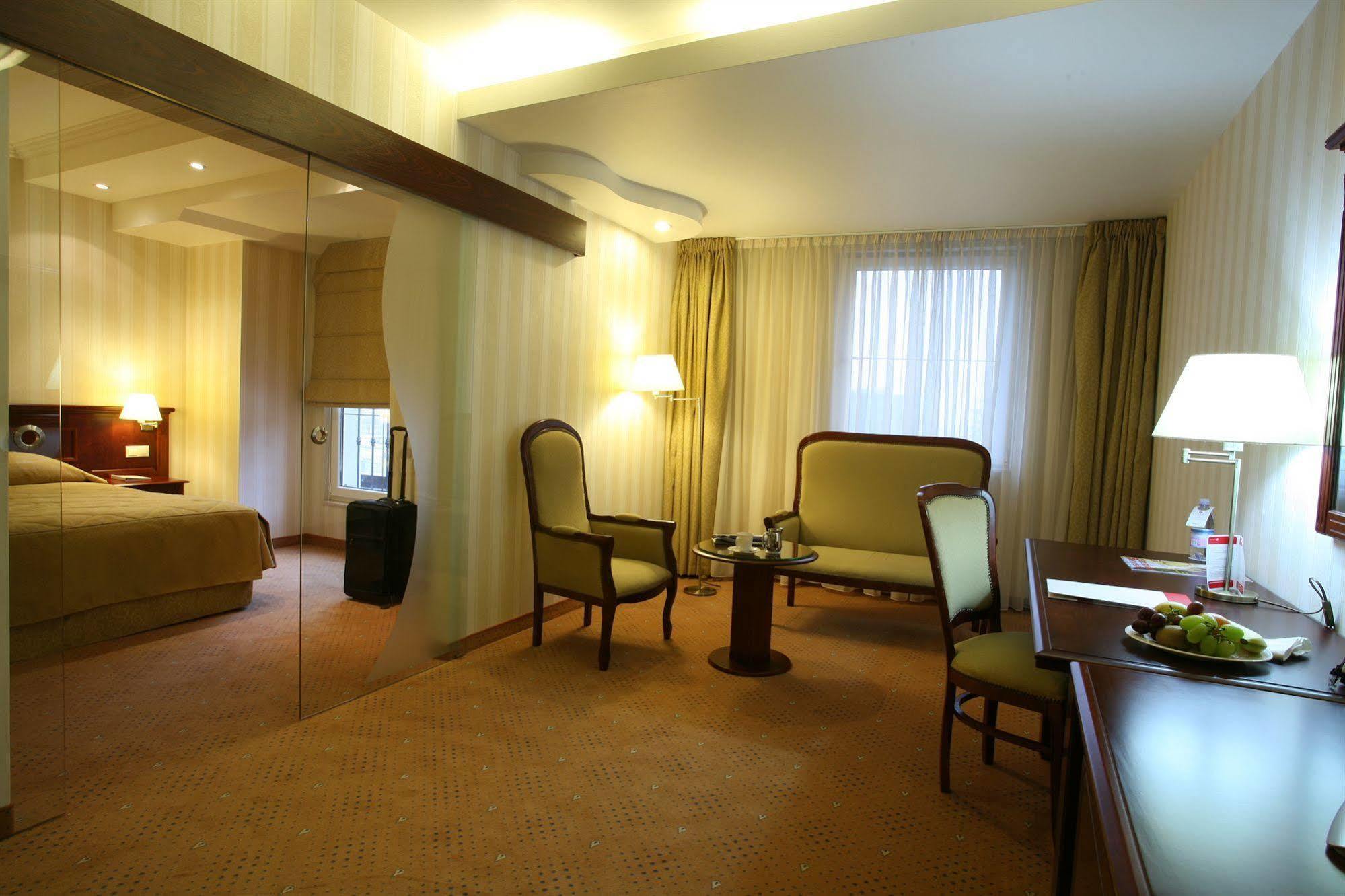 Ramada Hotel & Suites By Wyndham Bucharest North Room photo
